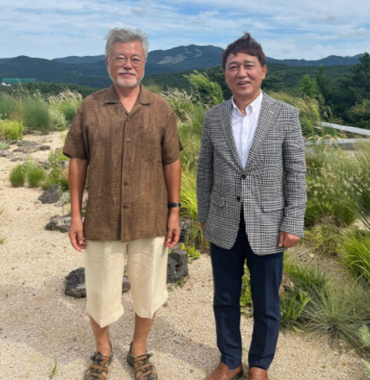 문재인 전 대통령(왼쪽)과 최재성 전 청와대 정무수석. <최재성 SNS>